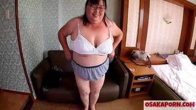 Dayika japonî ya qelew çîçikên xwe yên mezin nîşan dide û ji pêlîstokek seksê kêfxweş dibe. Dayika Asyayî ya 51-salî behsa serpêhatiya xwe ya cinsî dike. Yukiko 1 OSAKAPORN rûn milf